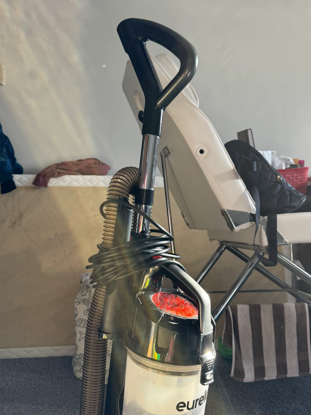 Eureka Vaccum Cleaner - photo 3