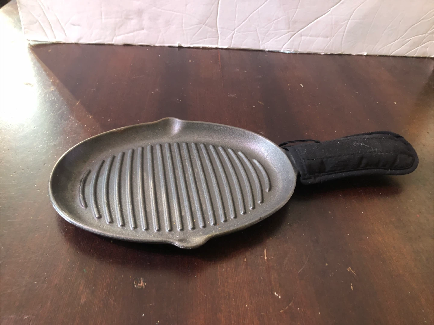 Cast Iron Griddle with Handle Cloth. Like New.