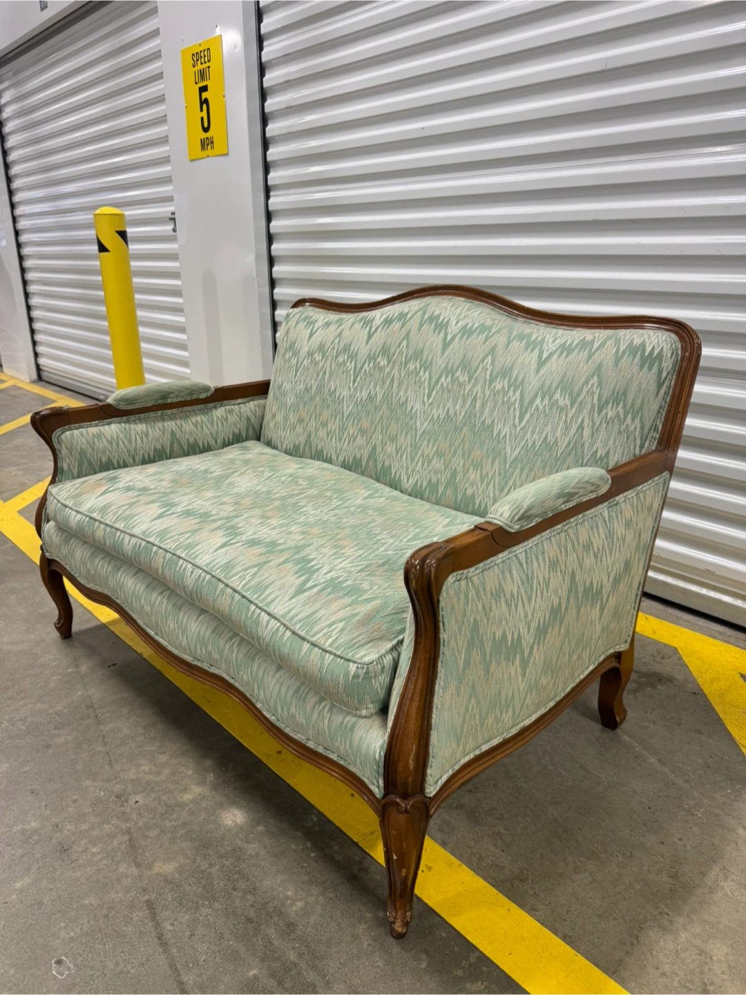 Free delivery vintage sofa - photo 3