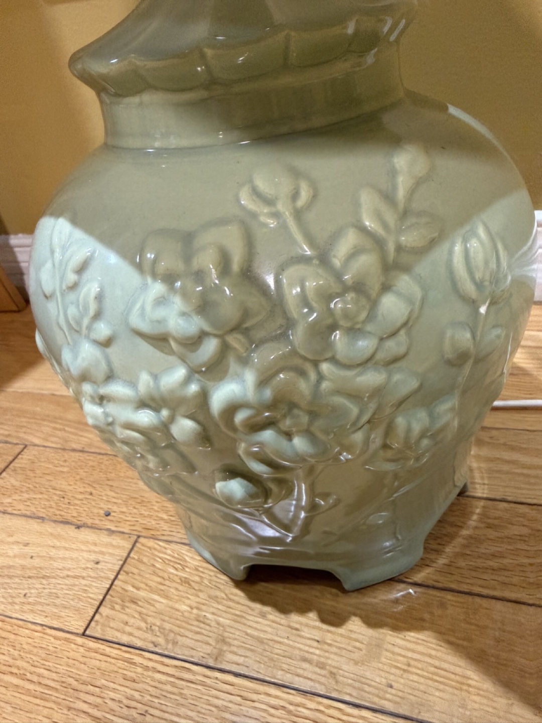 Vintage Embossed Ceramic Table Lamp - Barely used 🧡