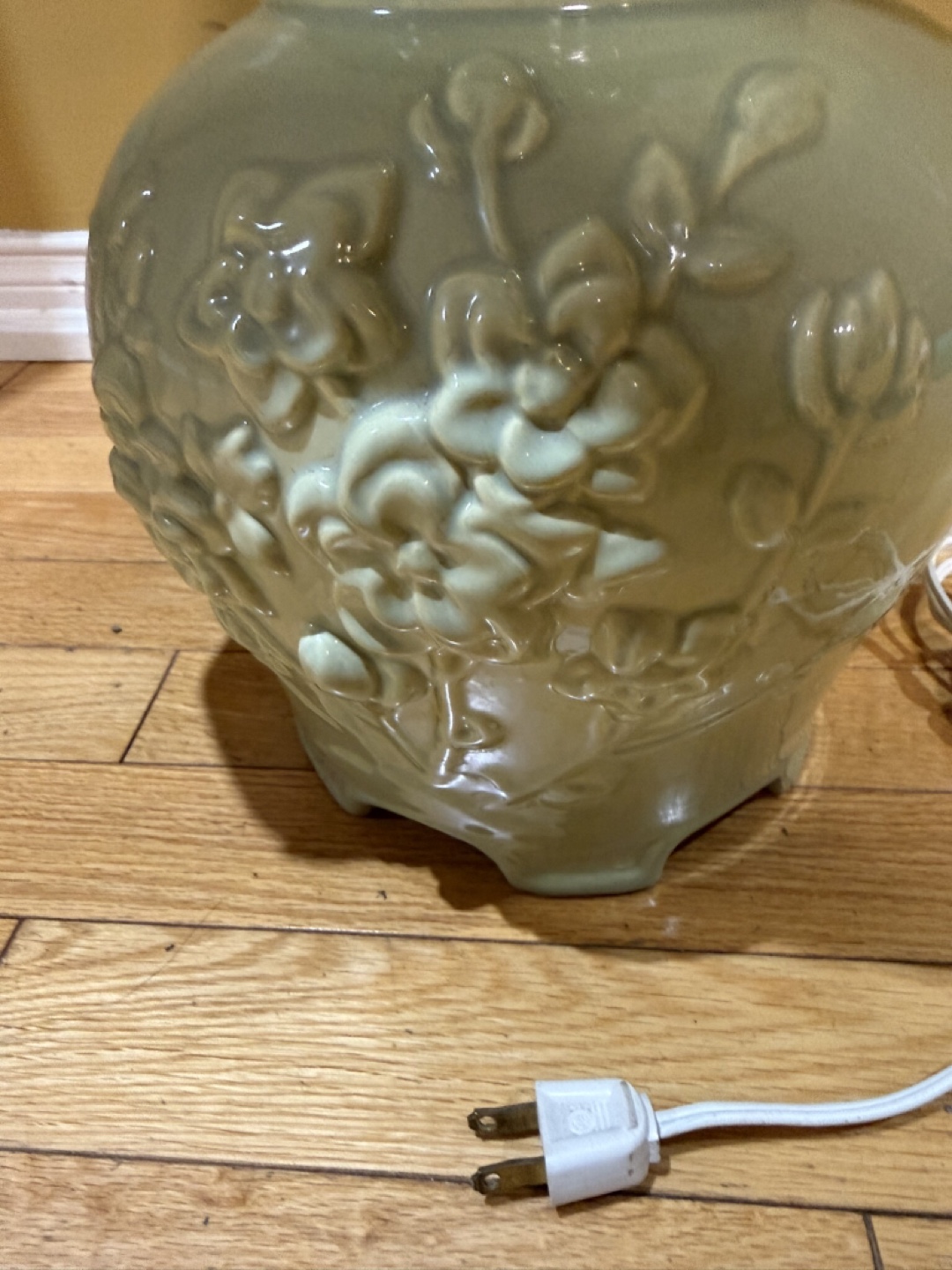 Vintage Embossed Ceramic Table Lamp - Barely used 🧡 - photo 3