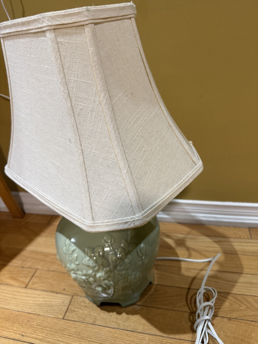 Vintage Embossed Ceramic Table Lamp - Barely used 🧡 - photo 2