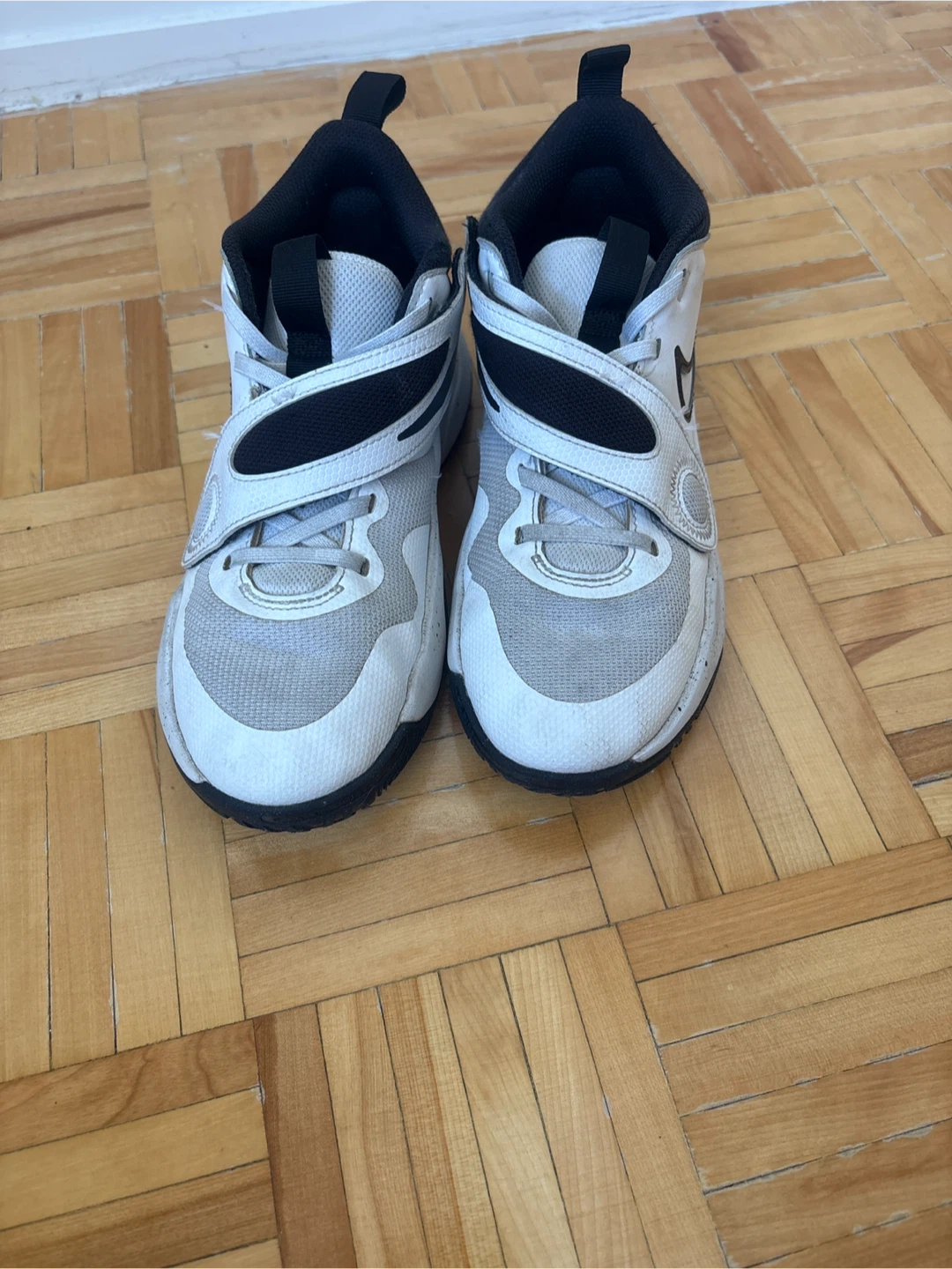 Nike team hustle D11 basket ball shoes