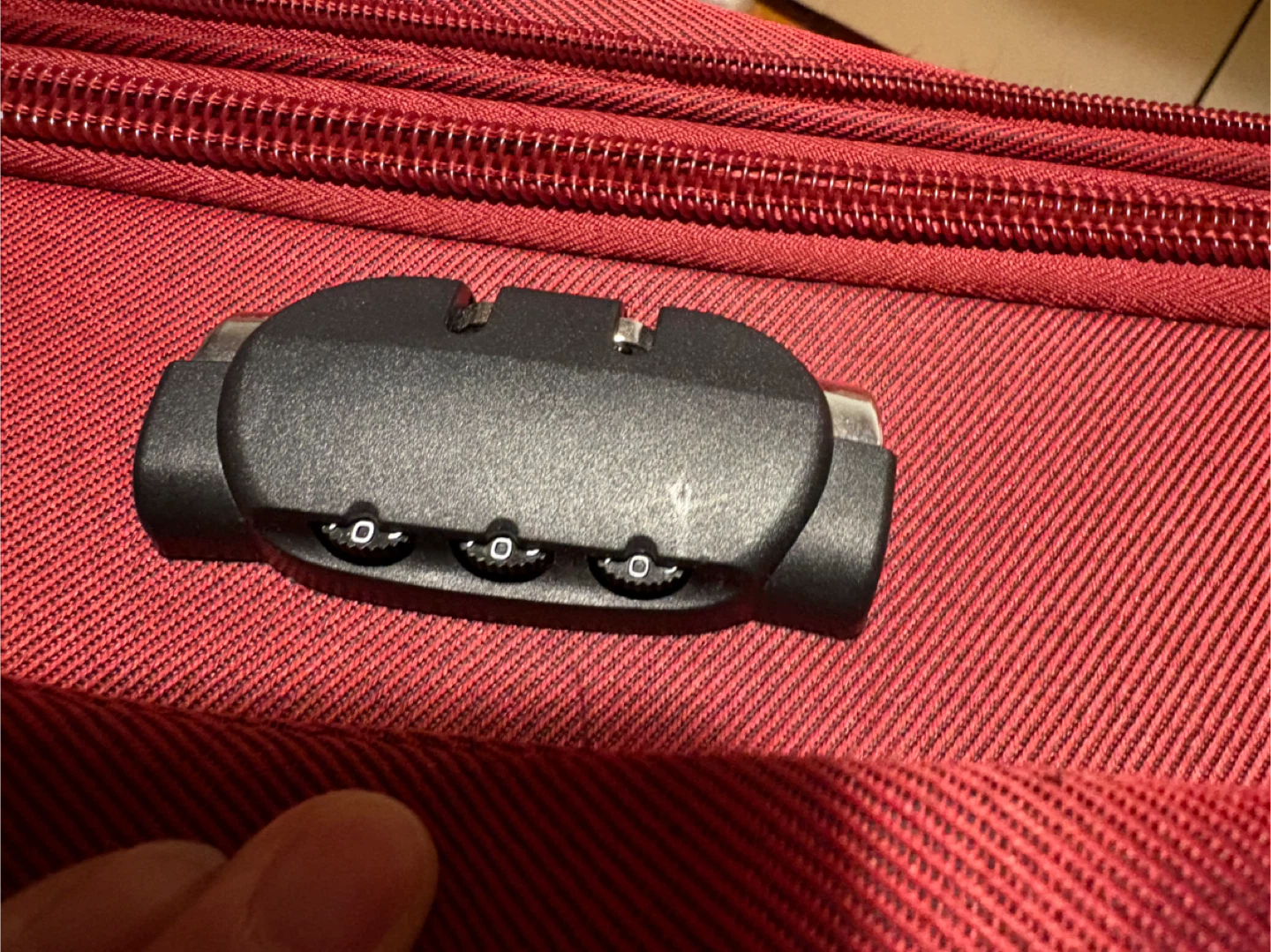 Red Hardside Spinner Luggage with Combination Lock 24 inches - photo 4