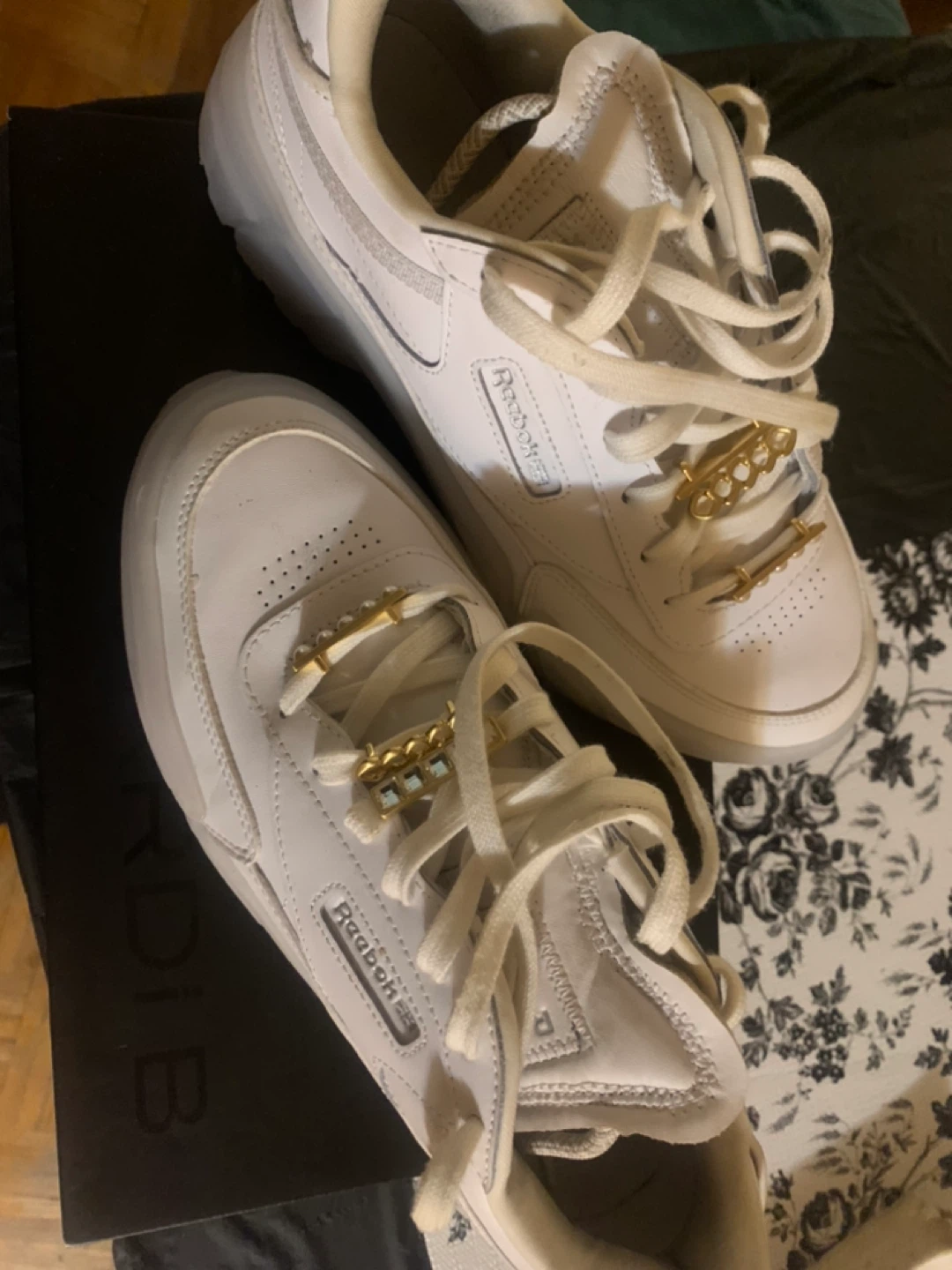 $30 white leather Cardi B Reebok size 8.5 - photo 2
