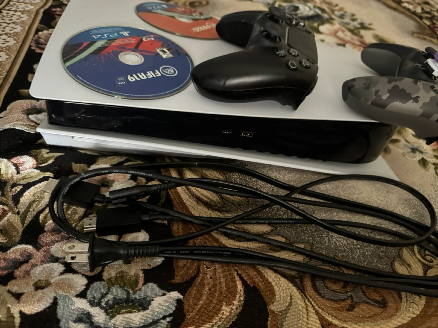 PlayStation 5 Console with 2 Controllers and FIFA Games - photo 3
