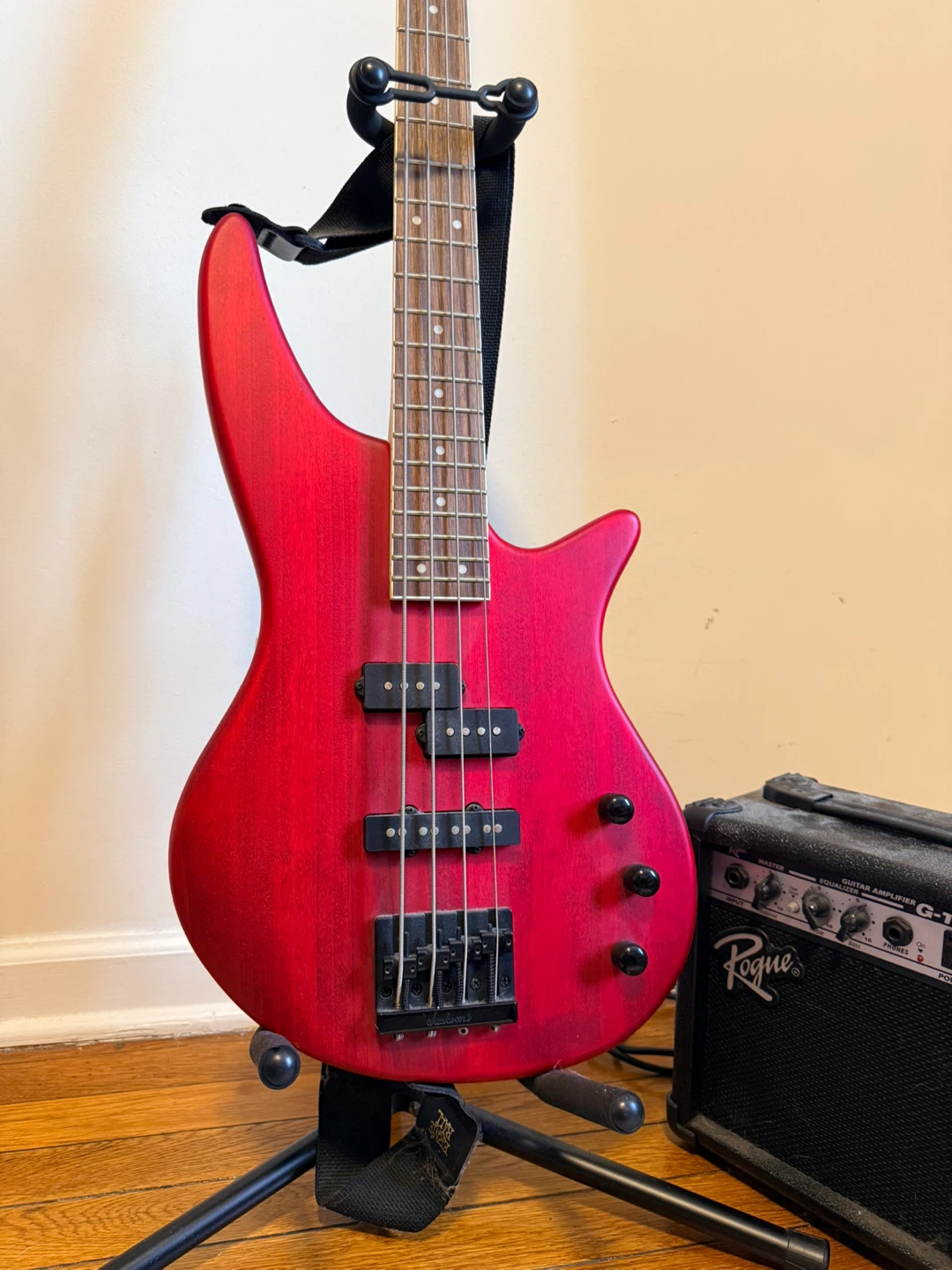 Jackson JS Series Spectra Bass and Rogue Guitar Amp - photo 2