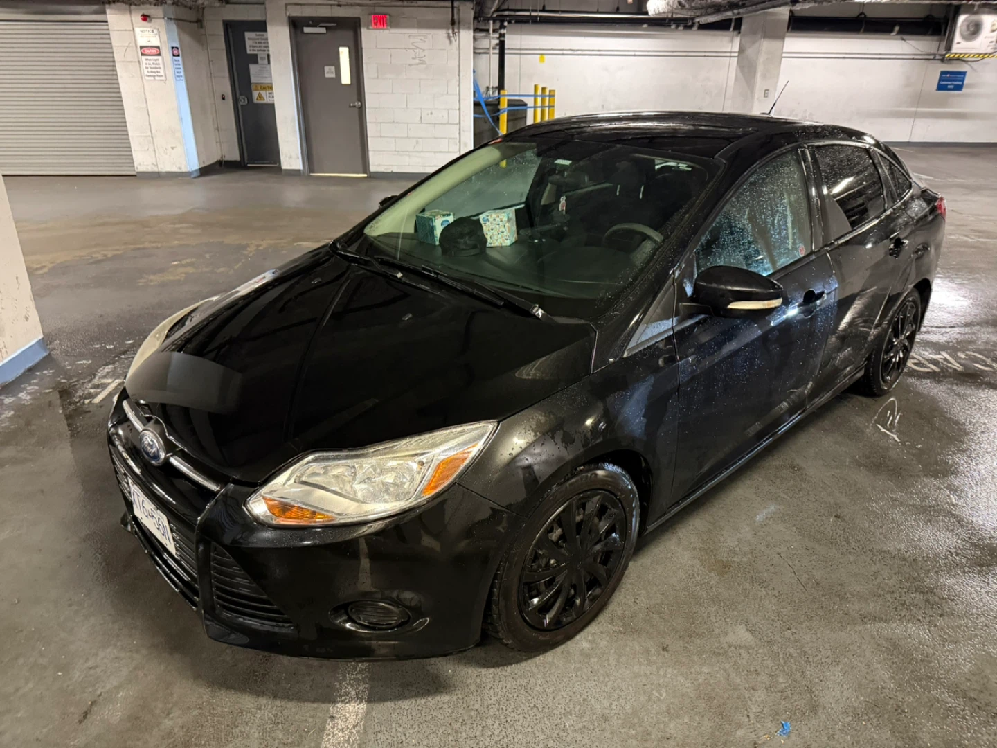 Black Ford Focus SE 2014