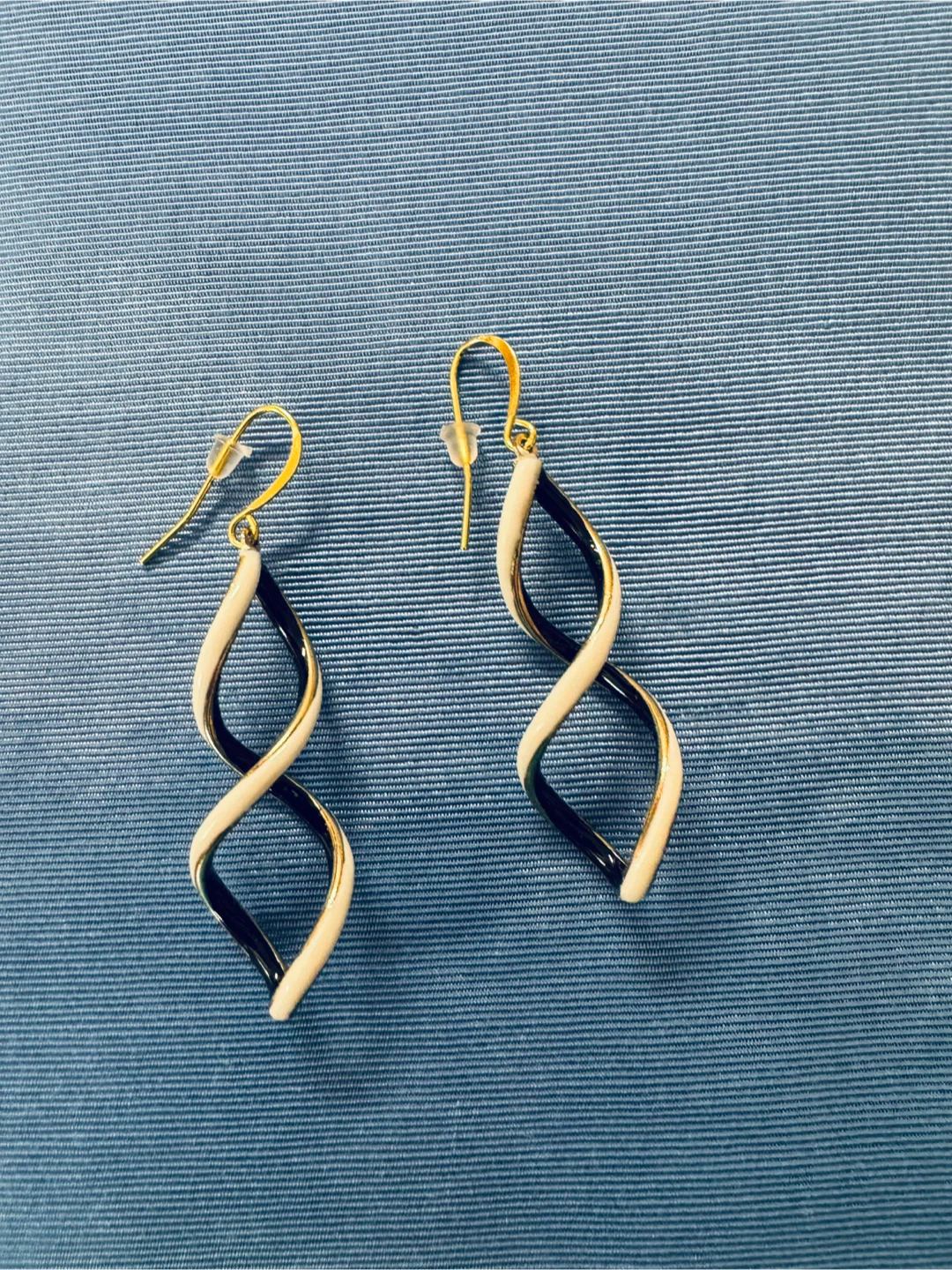 🧡Twisted Drop Earrings Black White Enameling