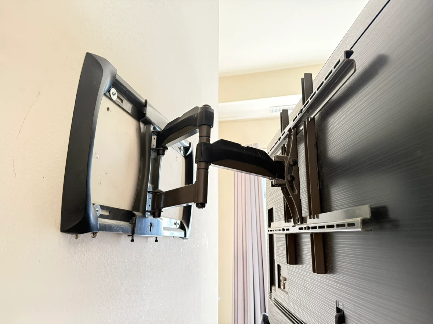 Samsung 55 inch TV with Wall Mount - photo 3