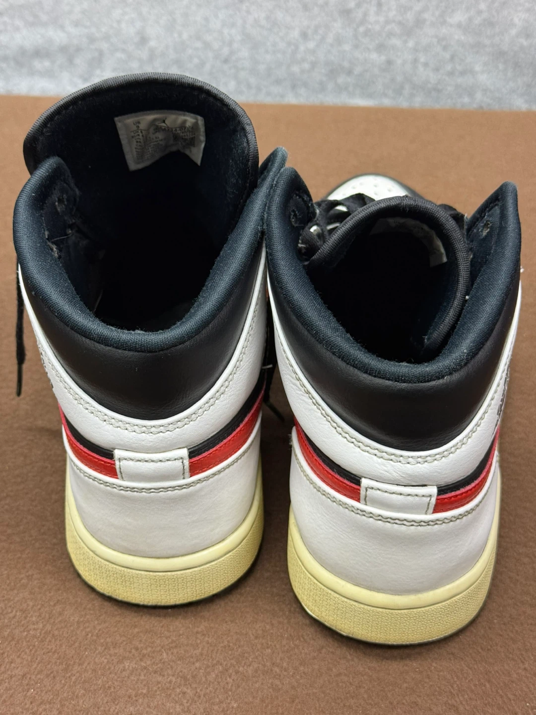 Air Jordan 1 Mid SE 'Light Smoke Grey' - US 9 - photo 2