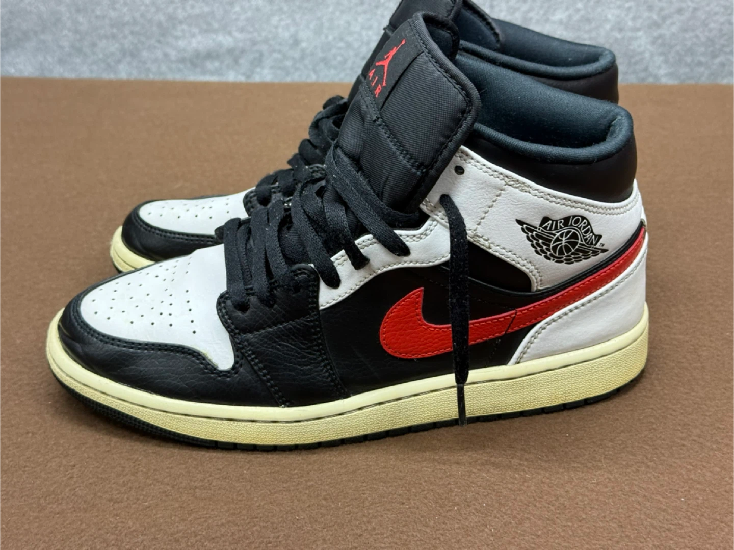 Air Jordan 1 Mid SE 'Light Smoke Grey' - US 9 - photo 3