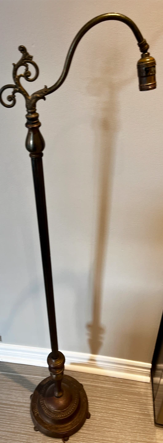 🧡 Antique Floor Lamp - Ornate Metal Design