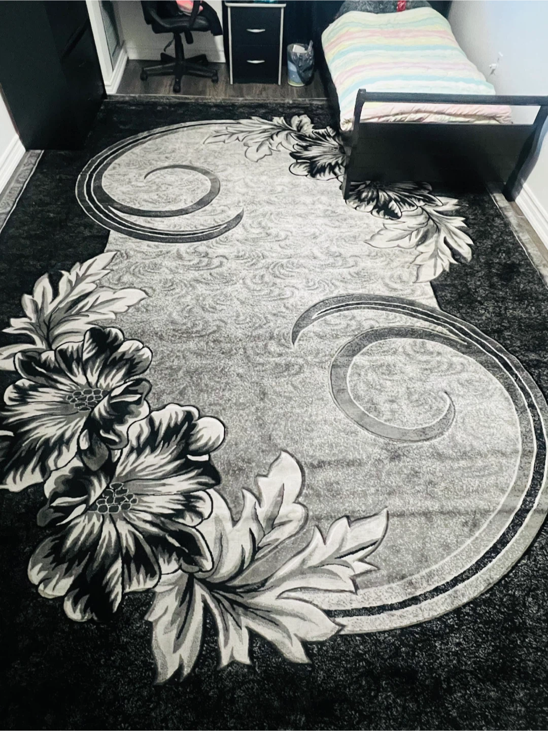 Large Area Rug with Floral and Scroll Design - photo 3