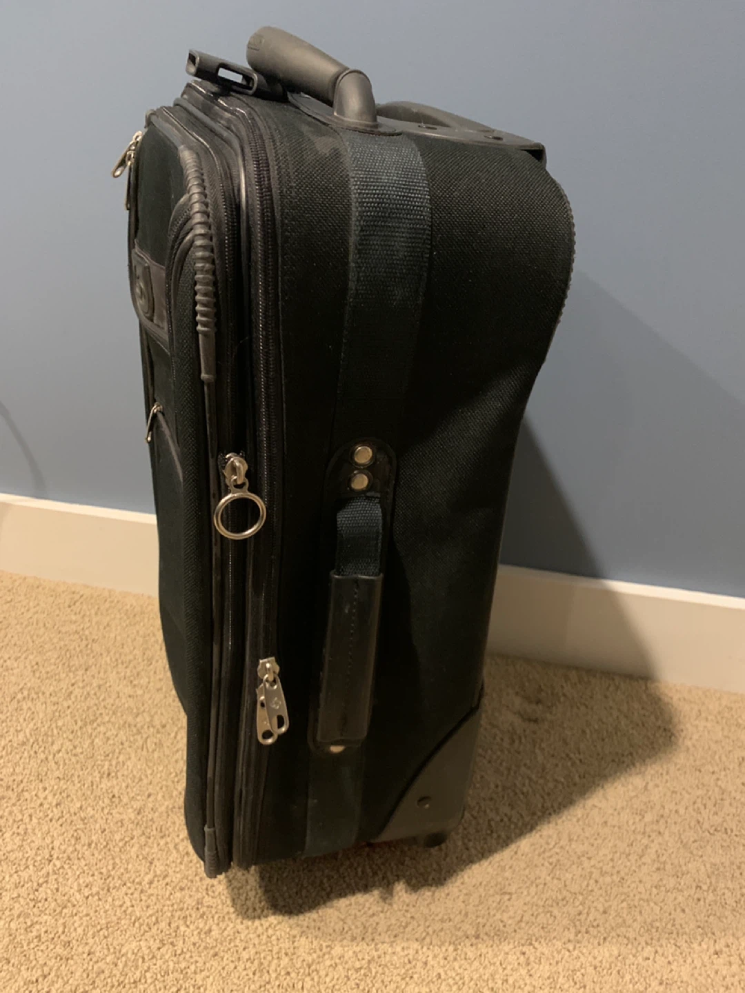22” Samsonite Black carry on Rolling Suitcase - photo 2