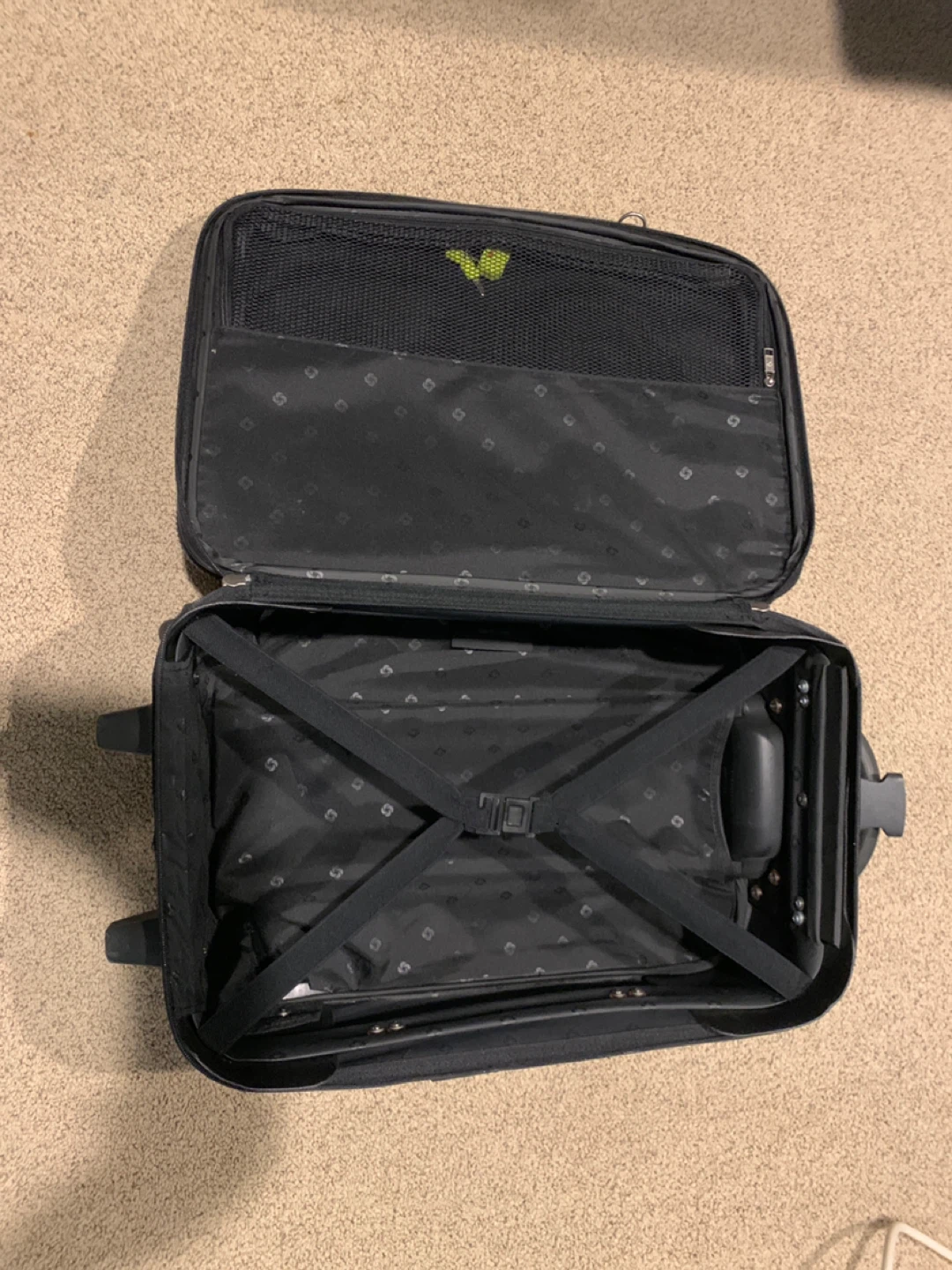 22” Samsonite Black carry on Rolling Suitcase - photo 3