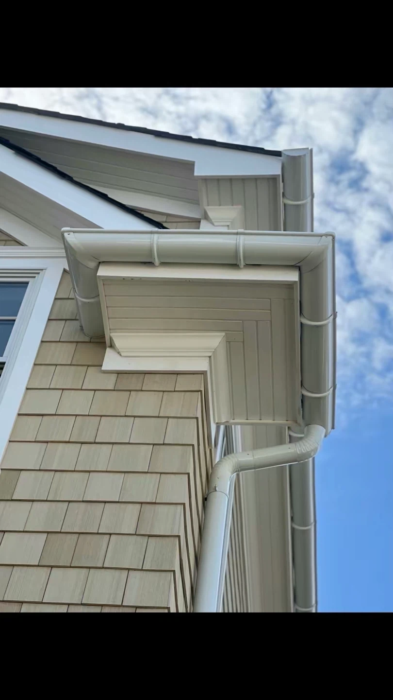White Vinyl Seamless Gutters - photo 2