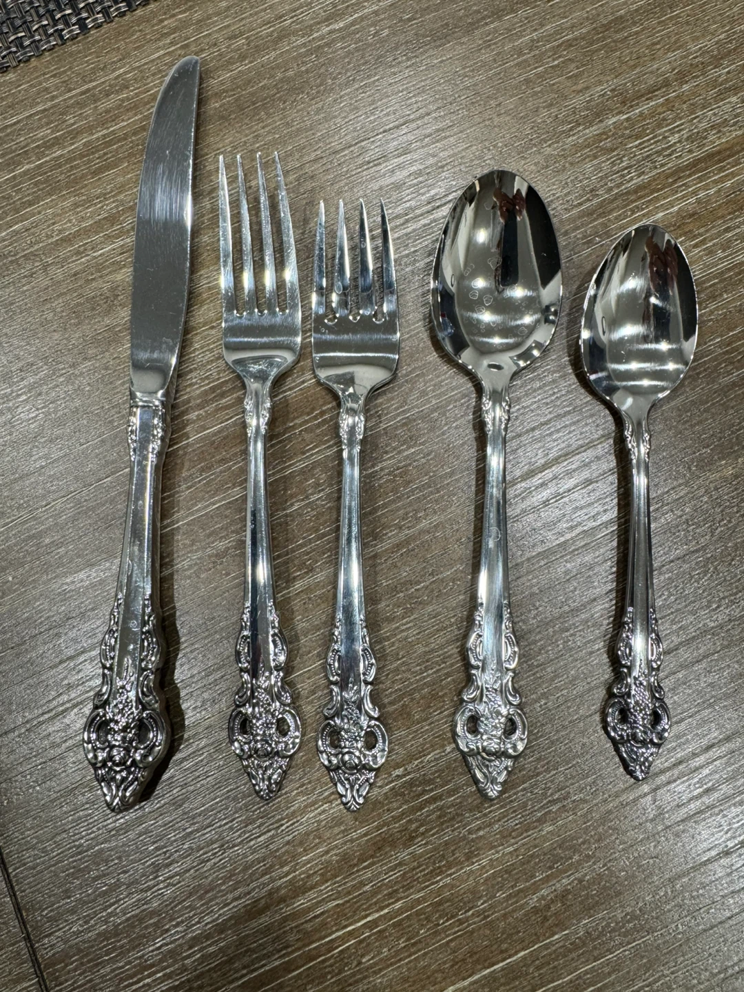 Oneida Cutlery Set - 99 Pieces - photo 2
