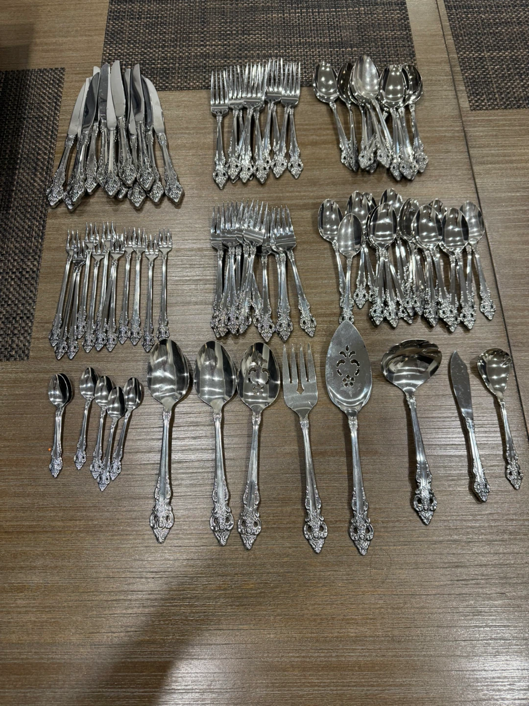 Oneida Cutlery Set - 99 Pieces