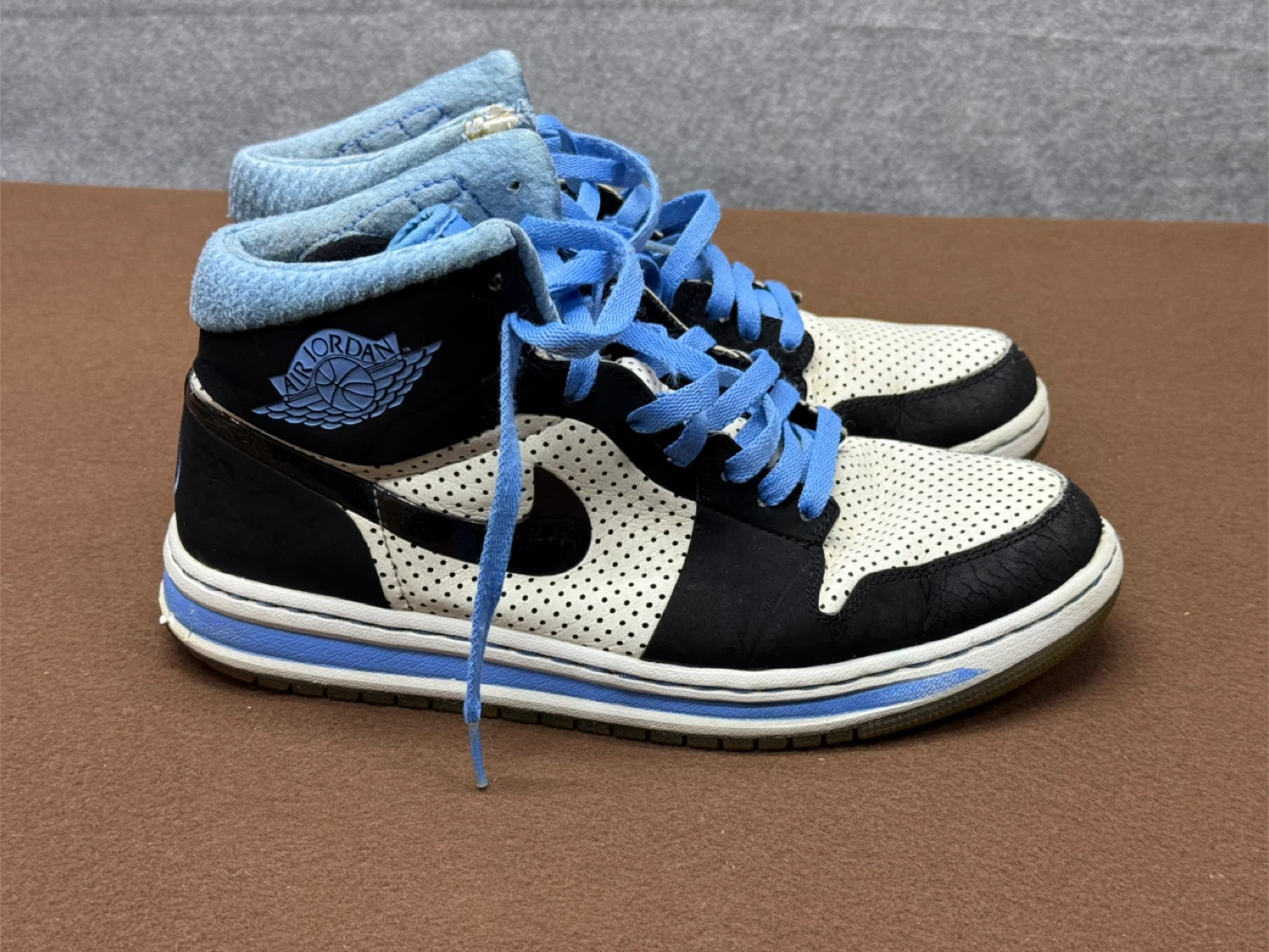 Nike Air Jordan 1 Mid  Black White Mens 9.5 2009 - photo 2