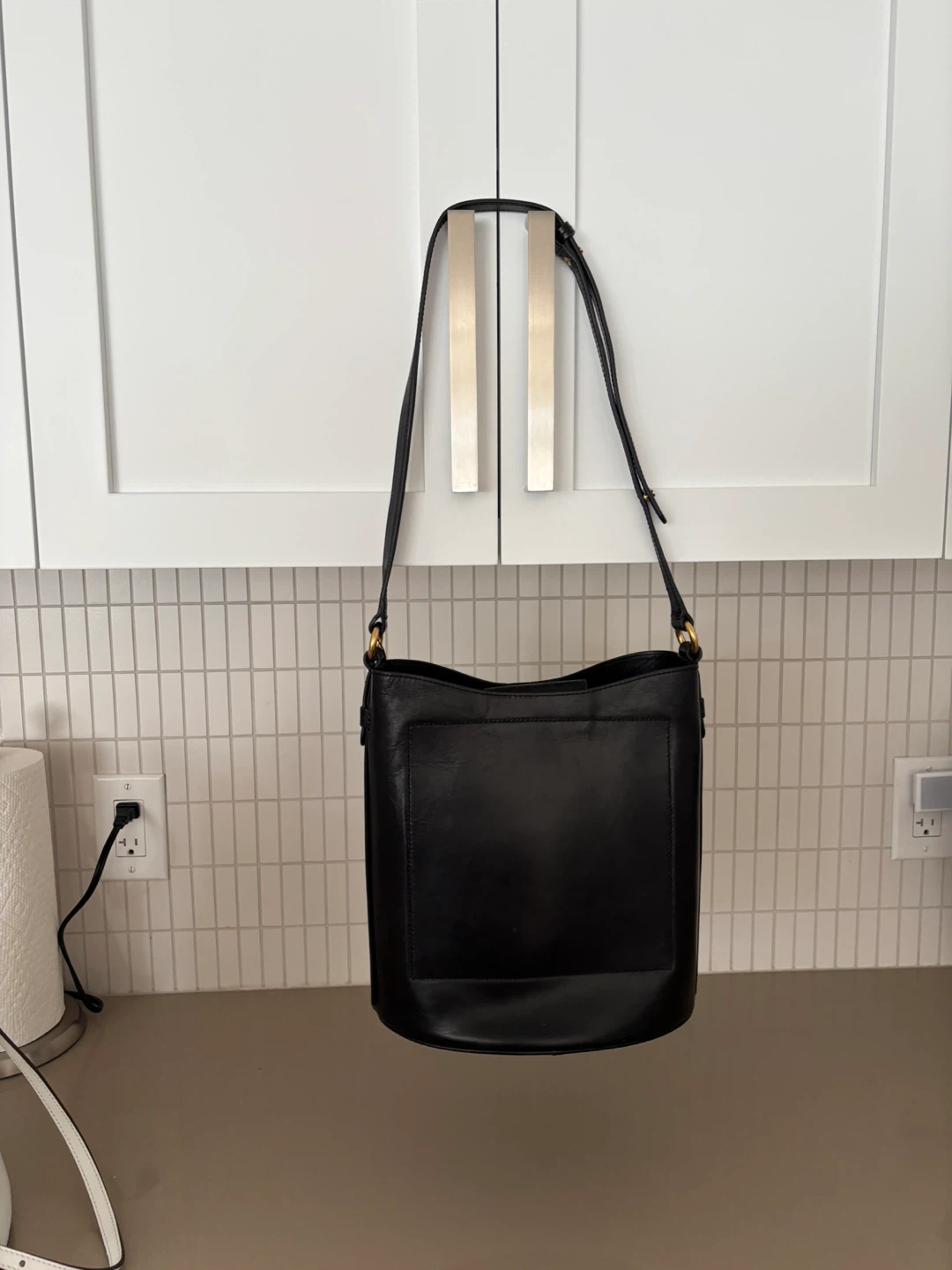 Banana republic black leather bucket bag/ purse - photo 2
