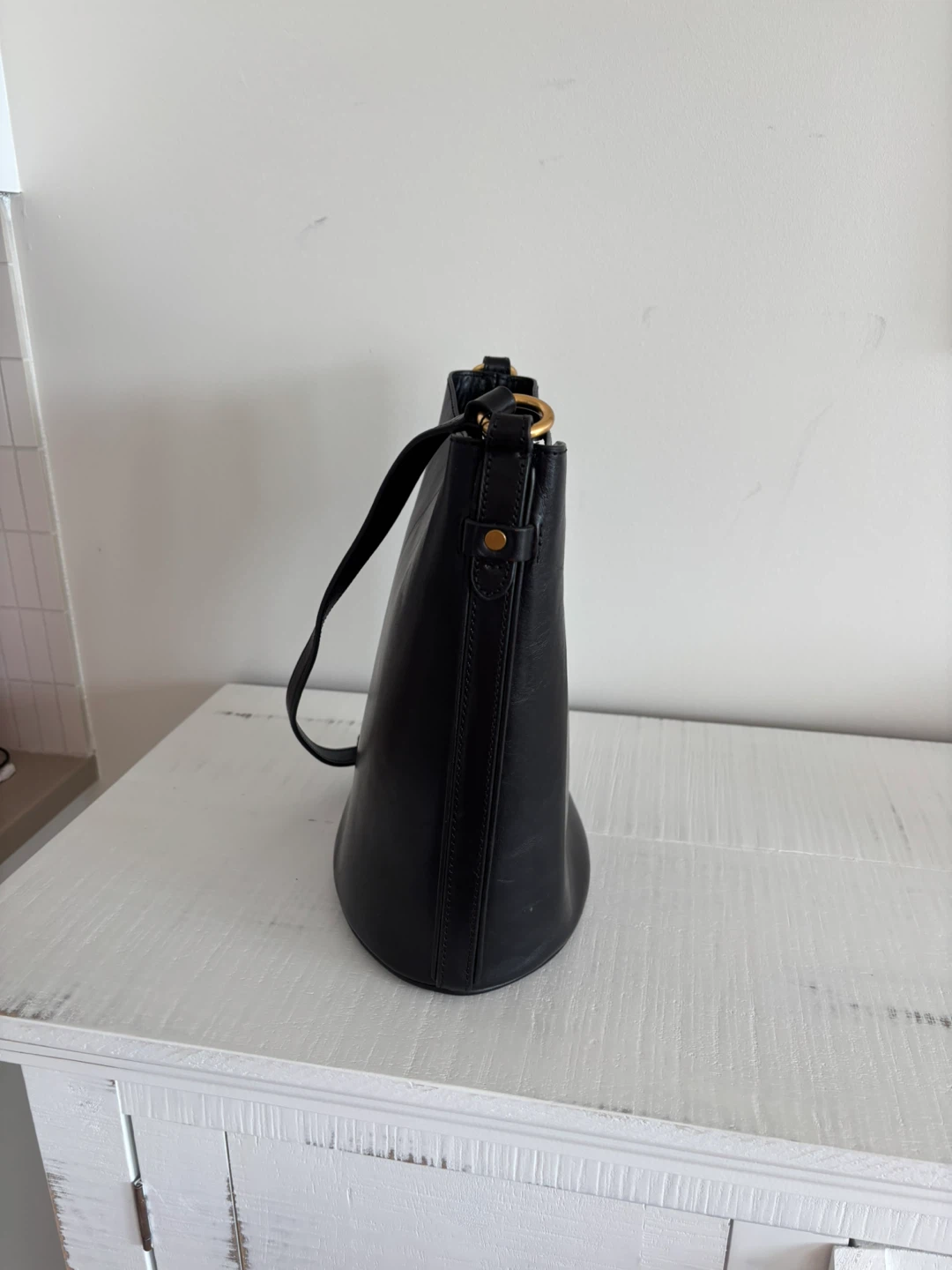 Banana republic black leather bucket bag/ purse - photo 4