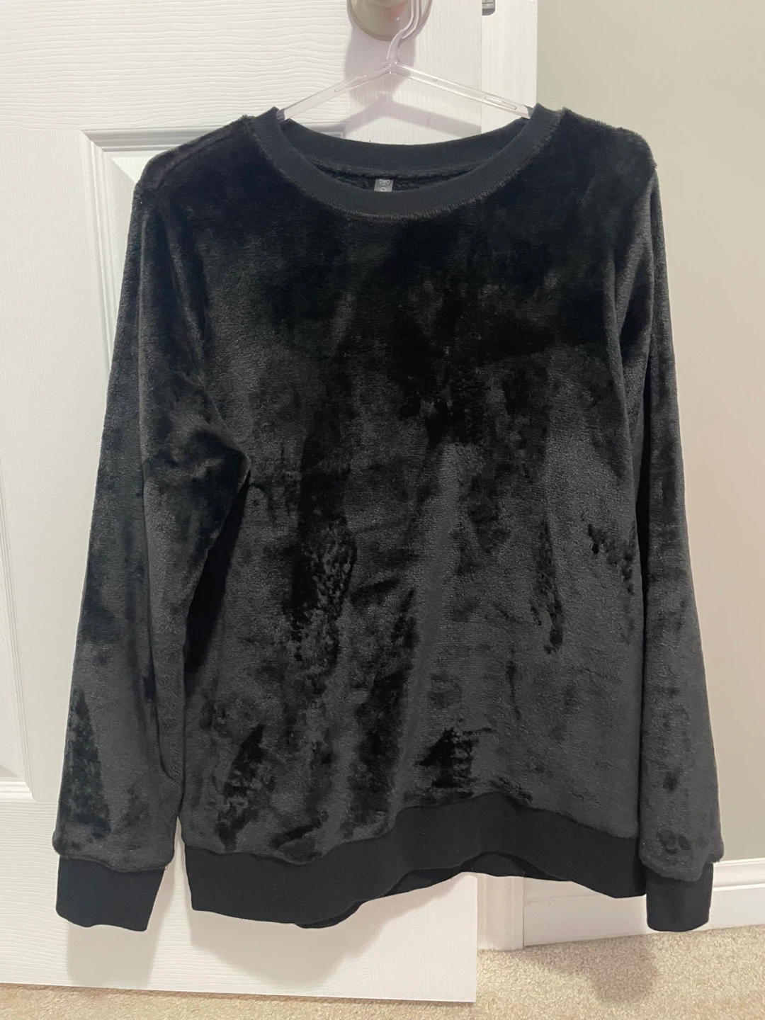 Gaiam Black Plush Crewneck Sweatshirt - Size M