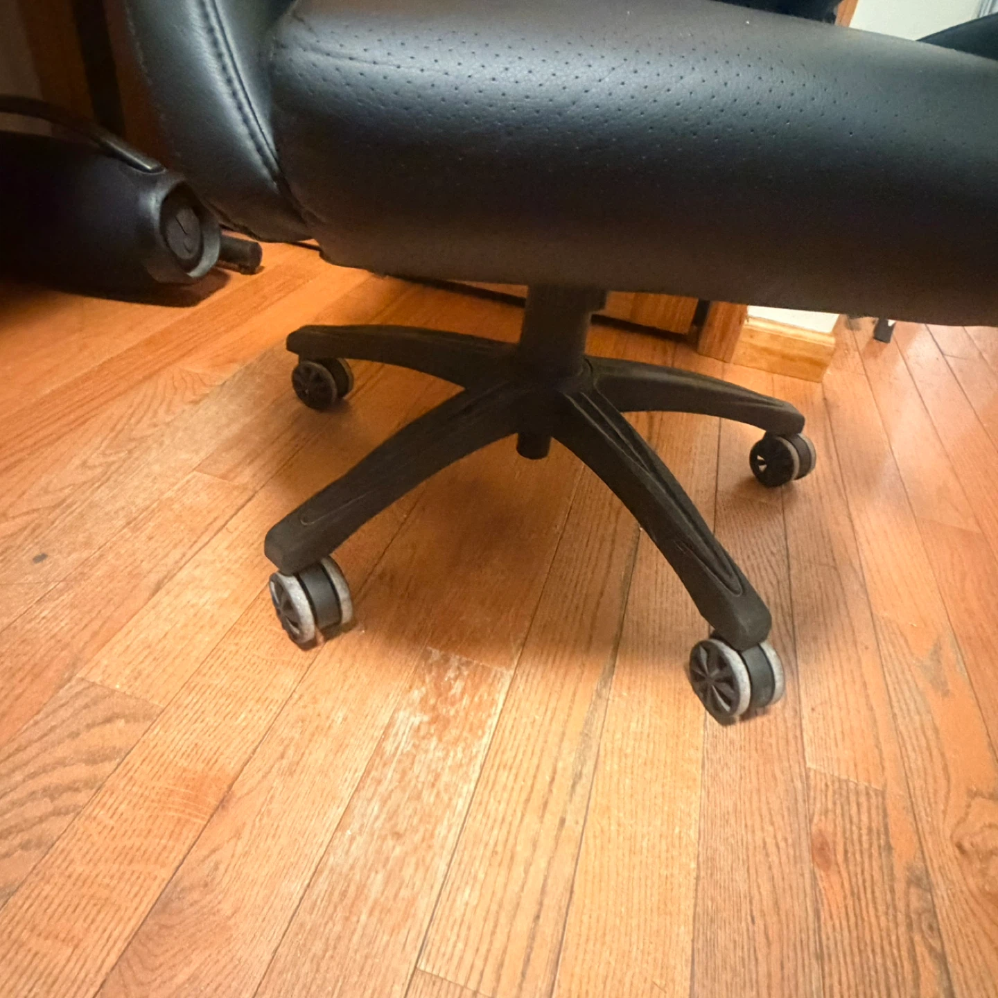 Corsair TC100 Gaming Chair - Black - photo 3