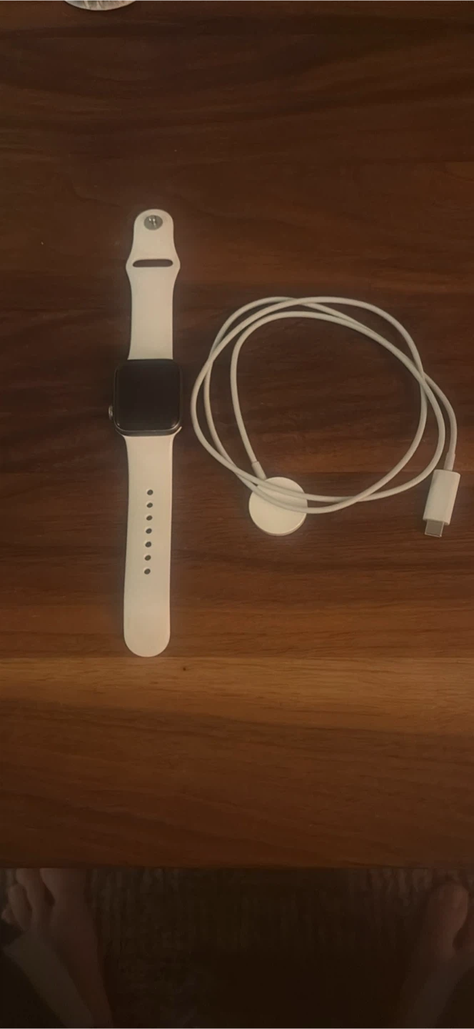 Apple Watch Series 4. Great condition slightly used. - photo 2