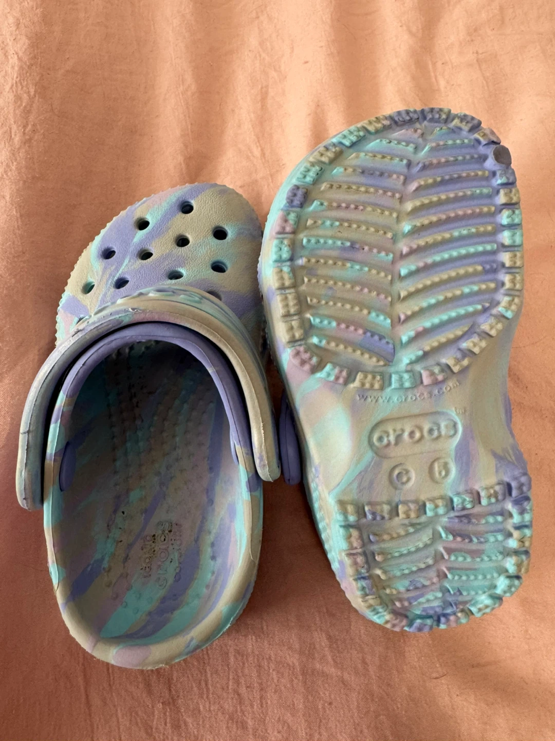 Crocs Glitter & Tie-Dye Clogs - Toddler Size 4 - photo 4