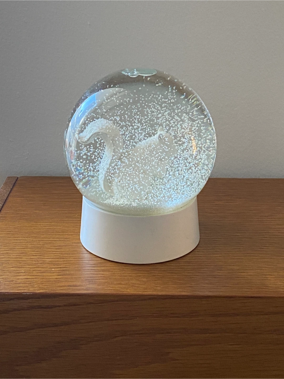 White squirrel snow globe - photo 2