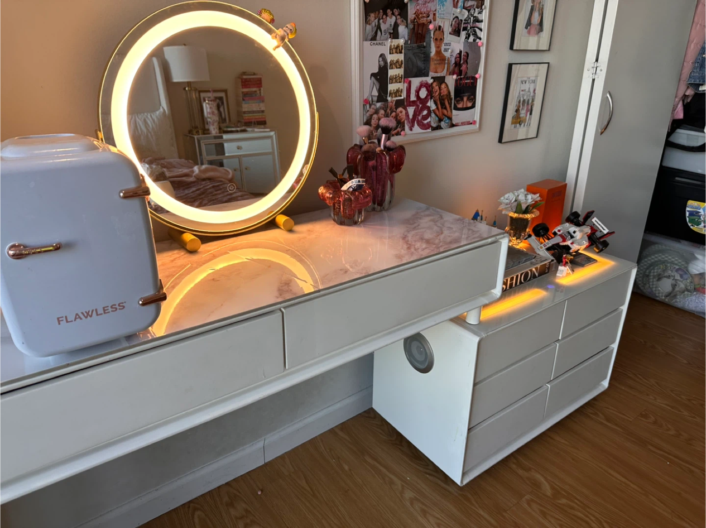 White Makeup Vanity with wireless Bluetooth speaker - photo 2
