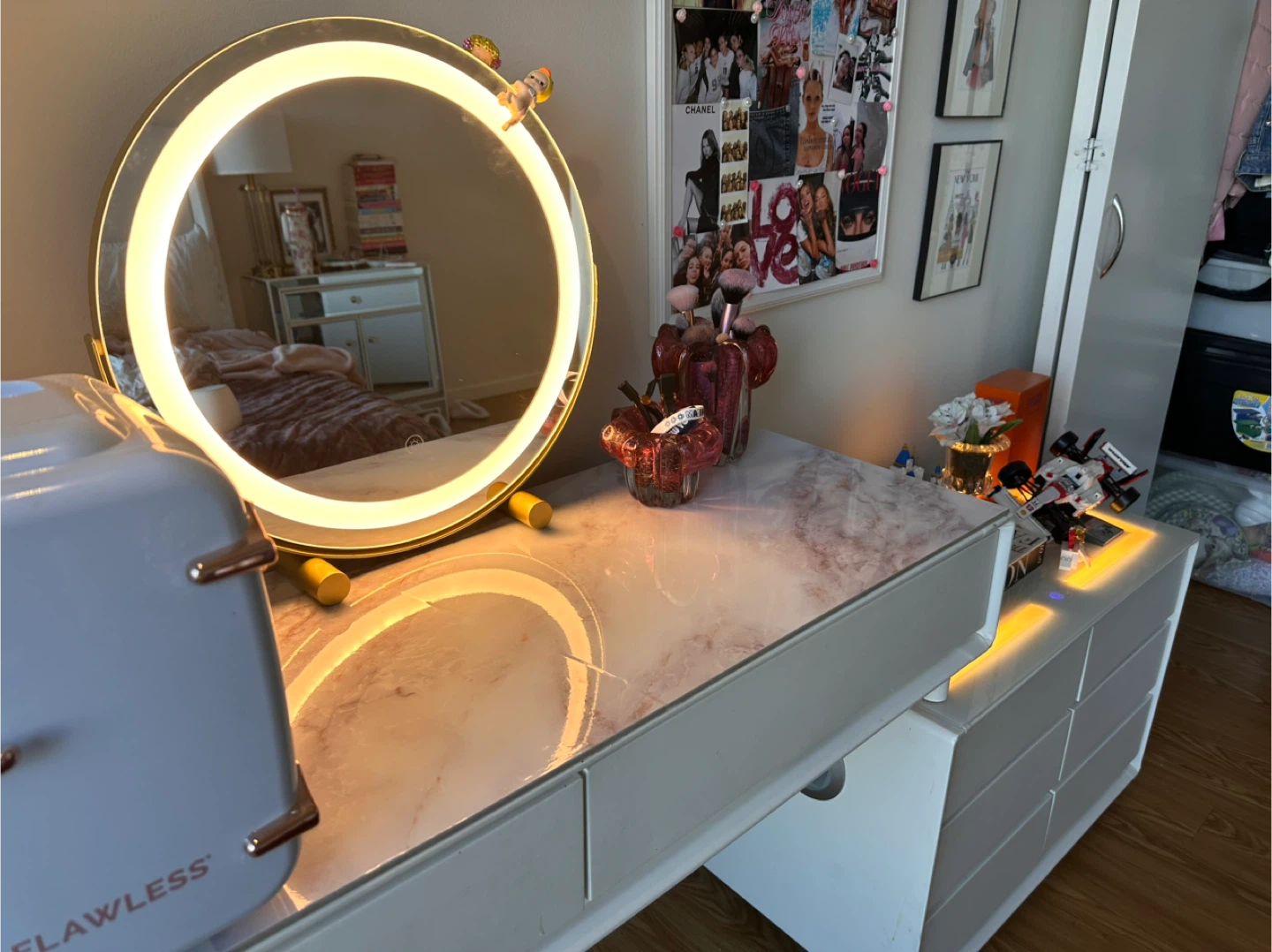 White Makeup Vanity with wireless Bluetooth speaker - photo 4