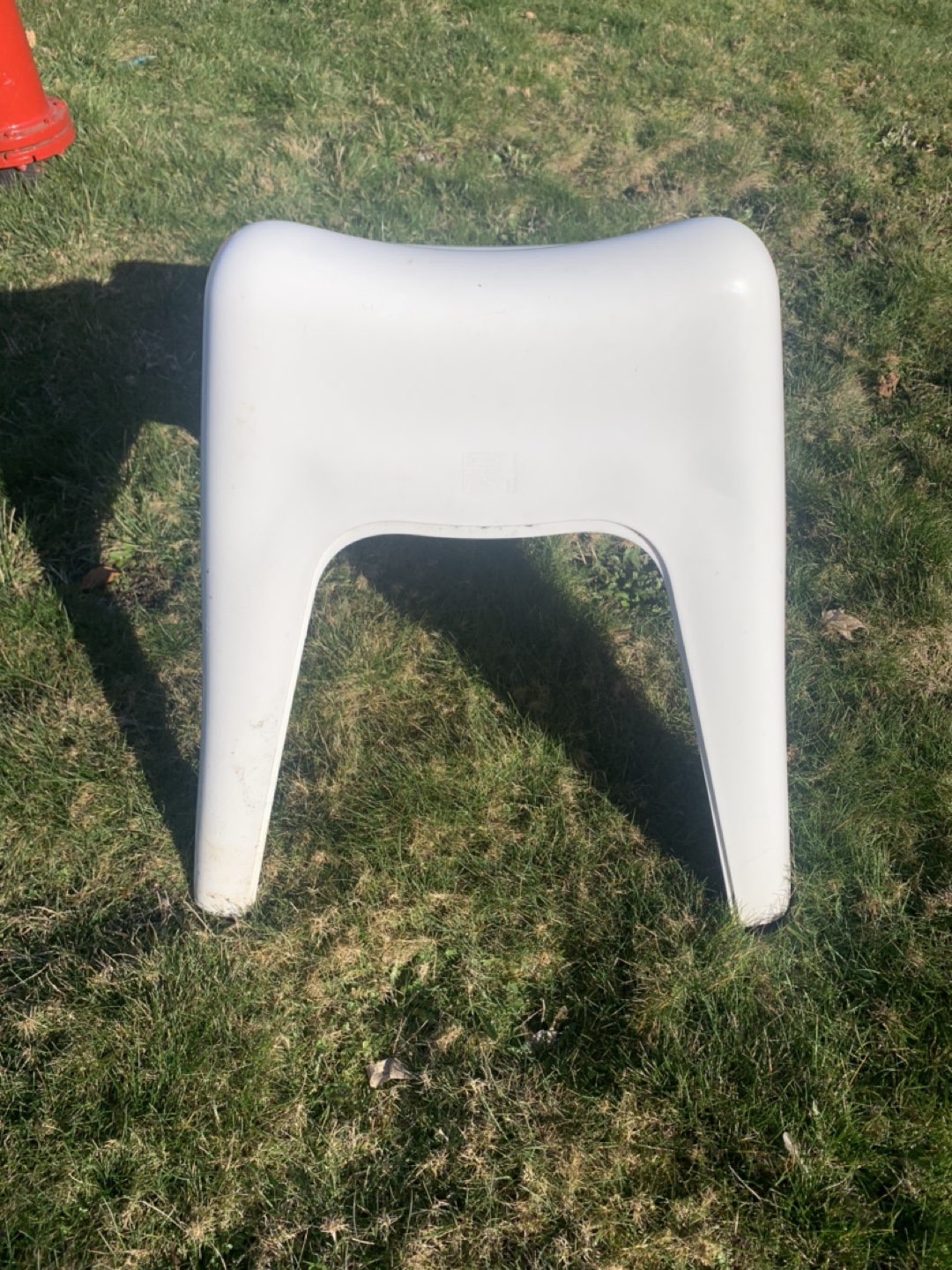 White Plastic Modern Chair 10$each or 2 for 15$ - photo 3