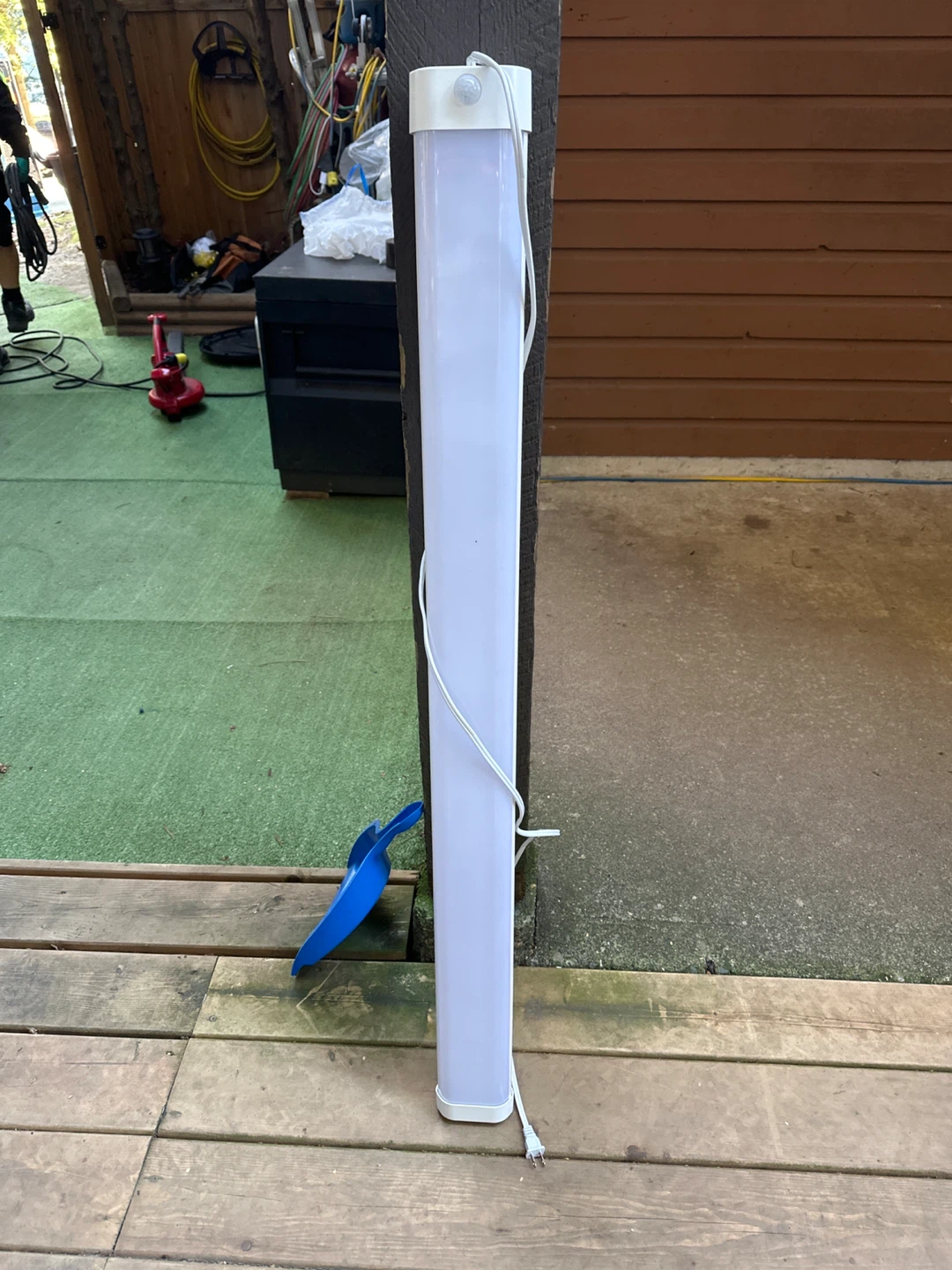 LED Fluorescent Light Fixture with Motion Sensor
