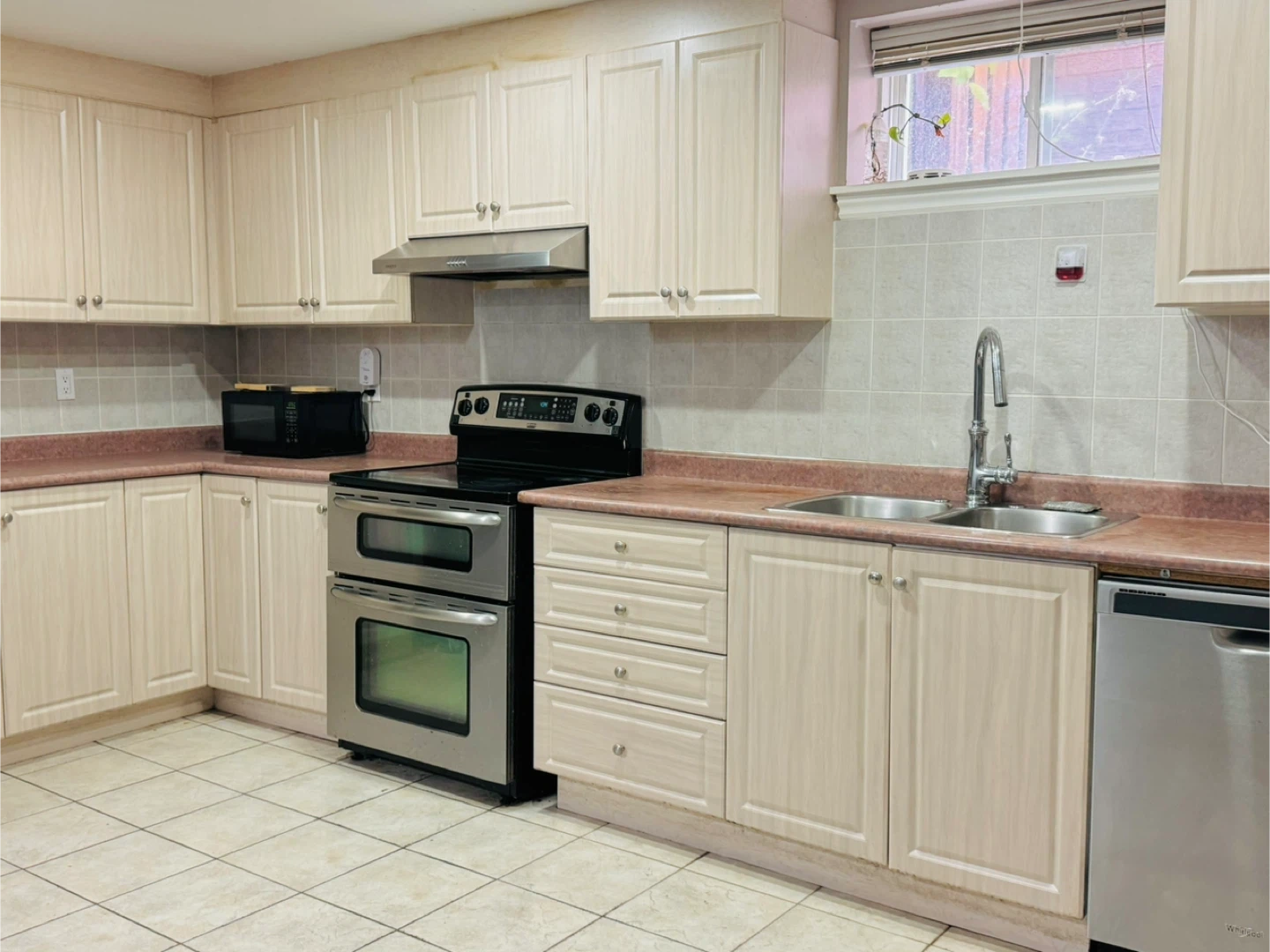 1 BED 1 BATHROOM BASEMENT FOR RENT (Pvt bdrm) - MAPLE, ON