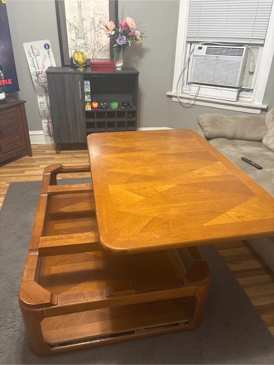 Wooden Coffee Table y licorera