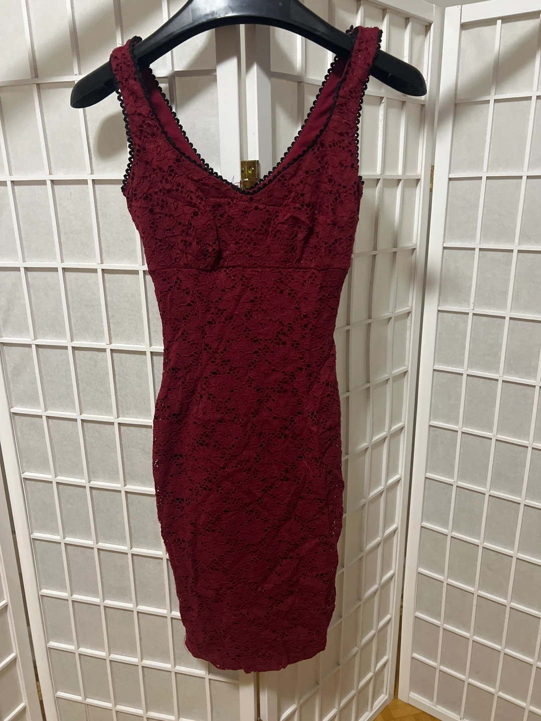 Women's Lace Sheath Dress - Burgundy