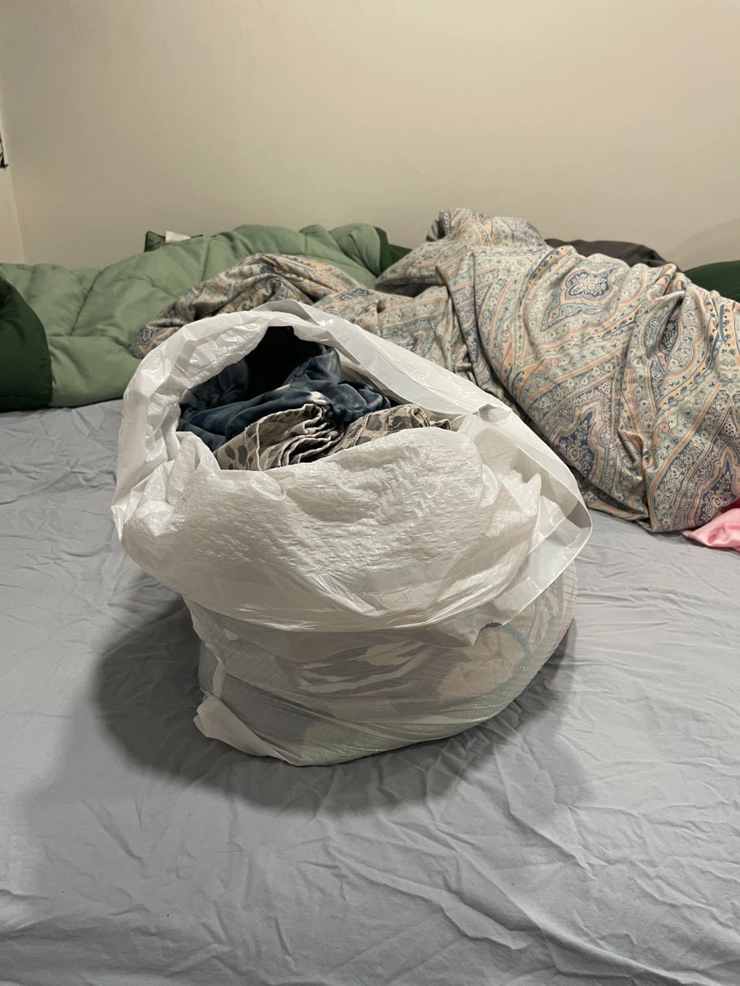 Bag of assorted clothing items - photo 2