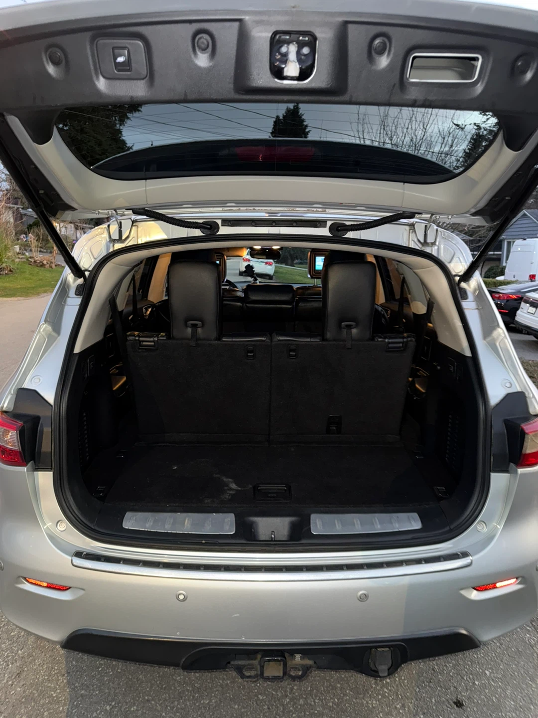 Silver Infiniti SUV - photo 3