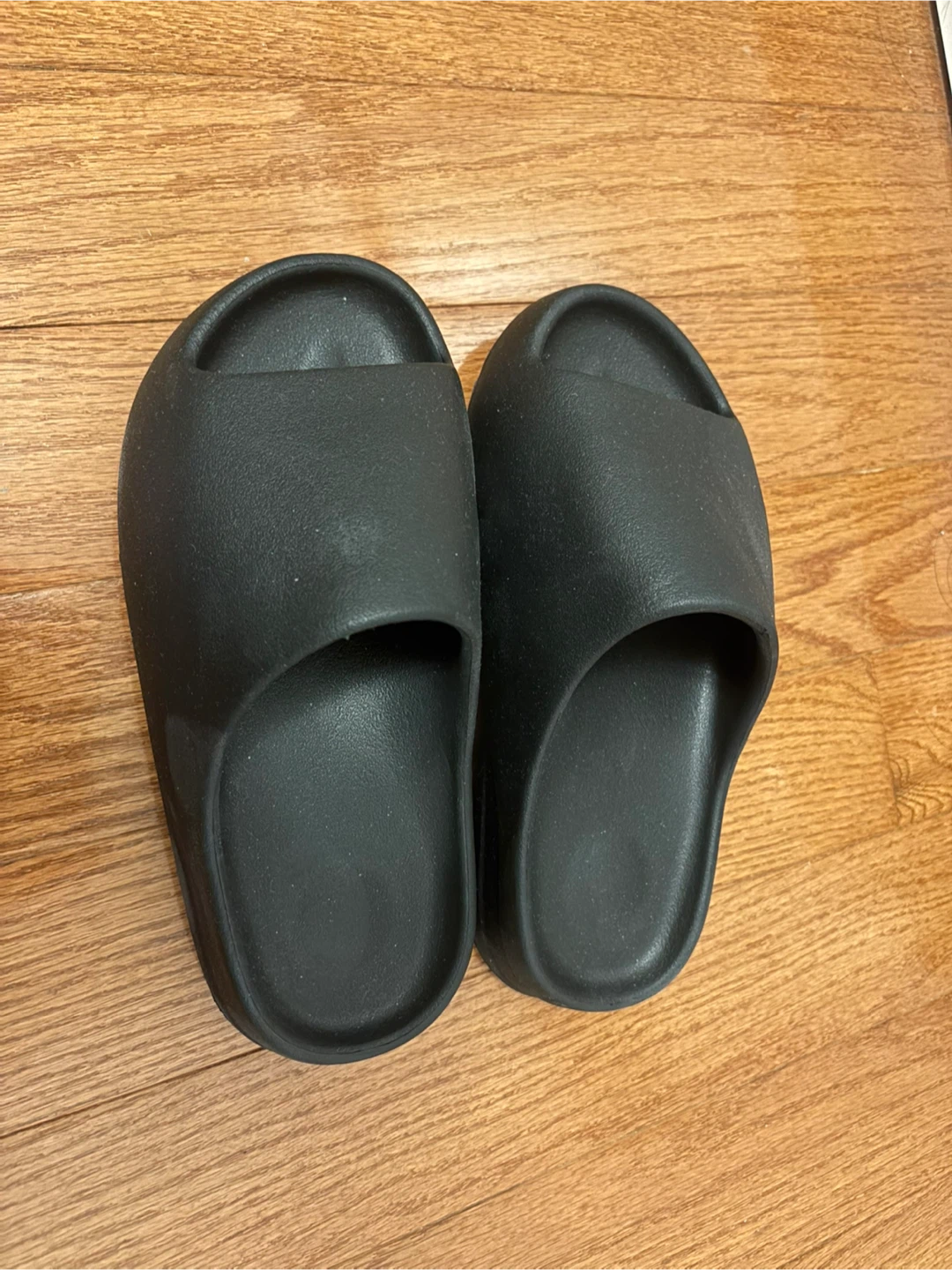 New Yeezy Black Slides Sandals size 6