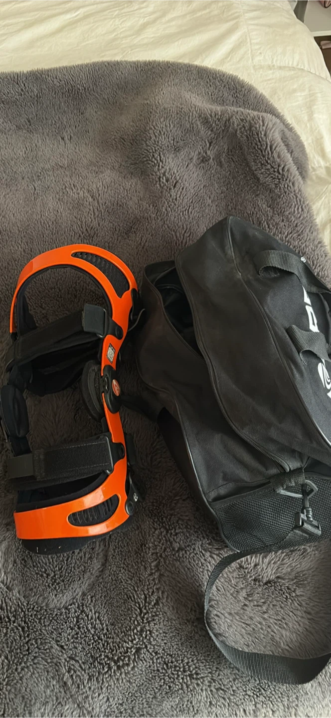 Bauer Knee Brace with Bag