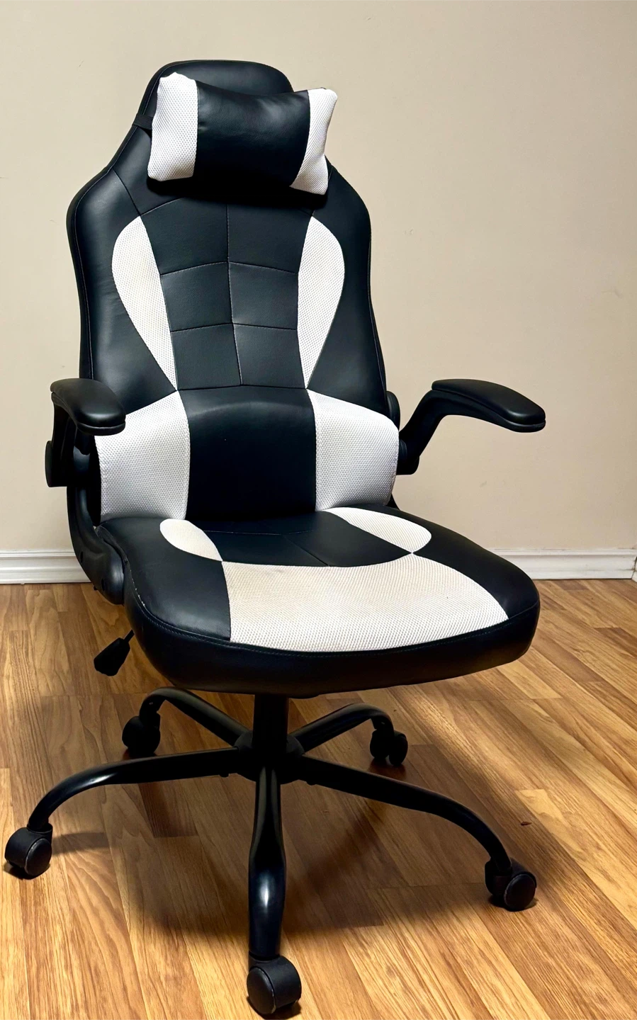 Desk with shelves and Black and White Gaming Chair - photo 2