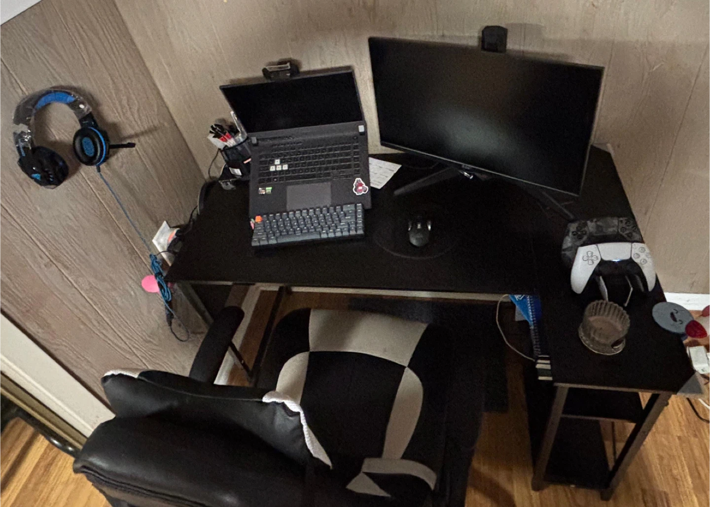 Desk with shelves and Black and White Gaming Chair - photo 3