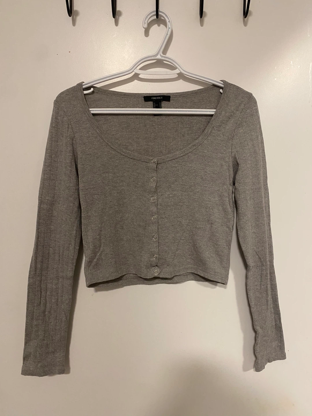 Forever 21 Grey Ribbed Cropped Button-Up Long Sleeve Top M