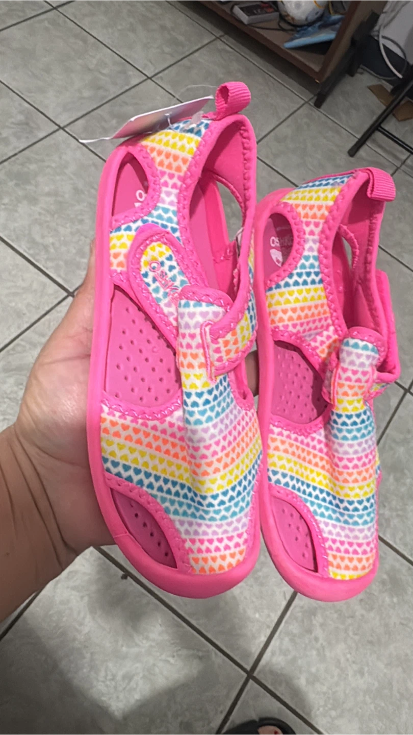 OshKosh B'gosh Rainbow Heart Water Sandals 10$