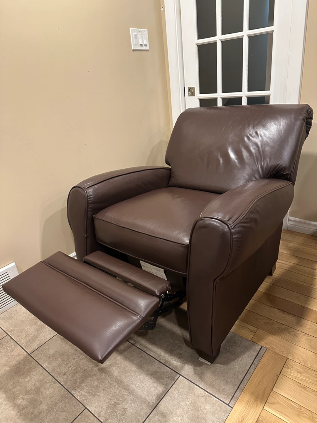 Like New Lane Genuine Leather Push Back Recliner (CAN DELIVER)