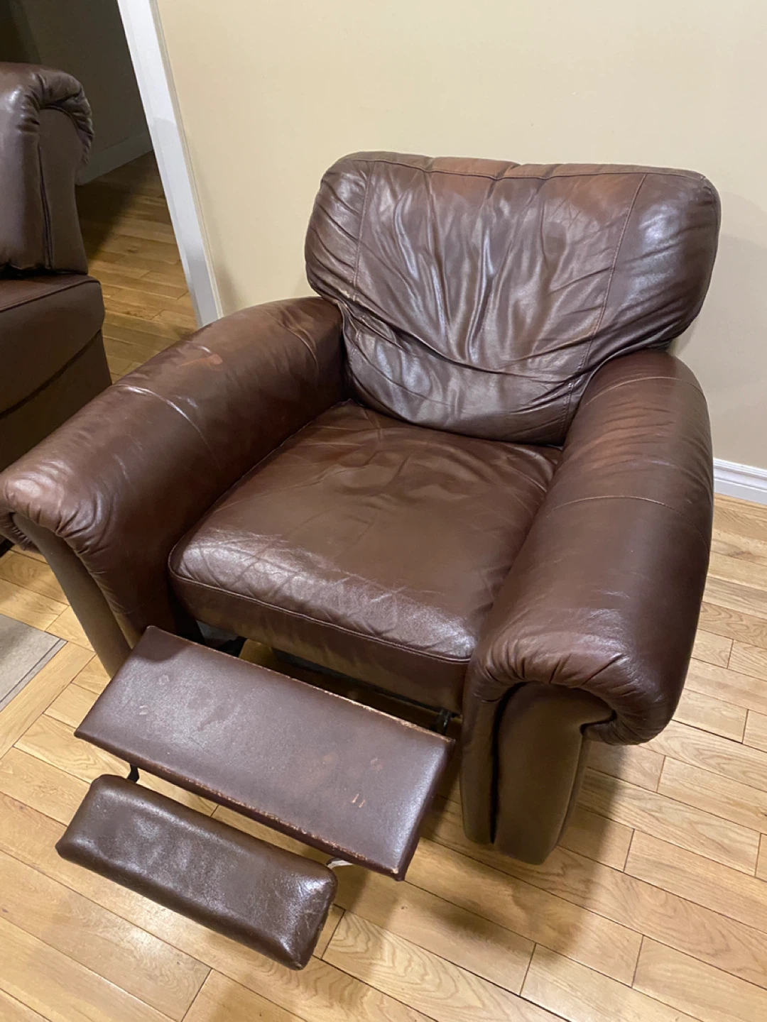 Editions Oversized Genuine Leather Recliner (CAN DELIVER)