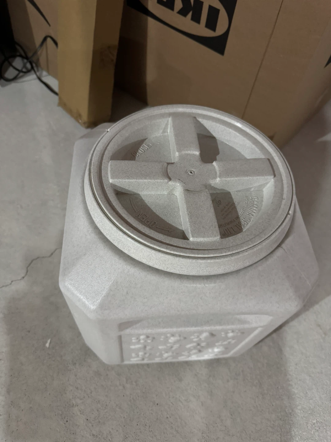 Gamma Vittles Vault 25 Pounds for Pet Food Storage (Barely Used) - photo 3