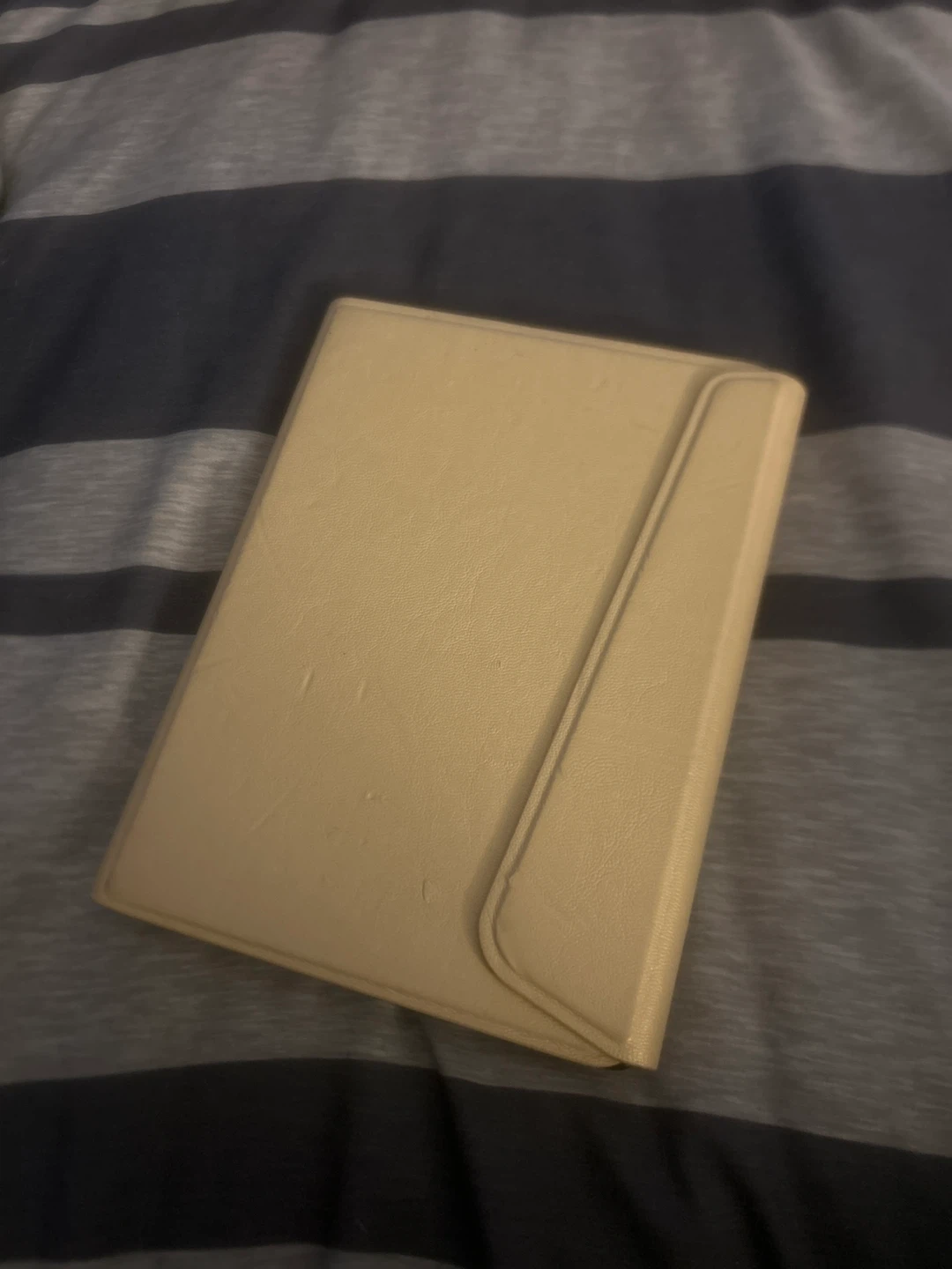 Kobo Glo HD eReader with Case and Charging Cable - photo 2